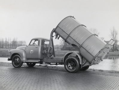 811749 Afbeelding van een vuilnisauto, geproduceerd door de Carrosserie- en Constructiewerkplaatsen N.V. Jan Jongerius ...